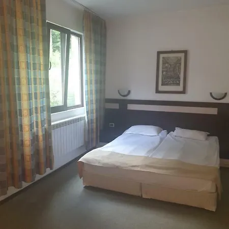 Apriltsi Hotel